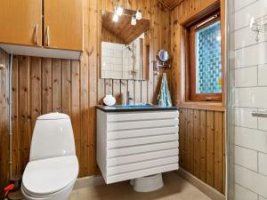 措斯泰兹Holiday Home Dolores - all inclusive - 200m from the sea by Interhome的一间带卫生间和水槽的浴室