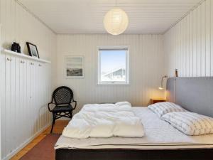 斯卡恩Holiday Home Carstina - all inclusive - 400m from the sea by Interhome的卧室配有一张大白色床和窗户