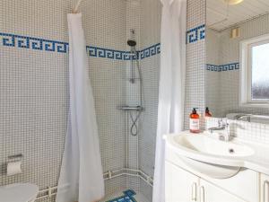 斯卡恩Holiday Home Carstina - all inclusive - 400m from the sea by Interhome的带淋浴和盥洗盆的浴室