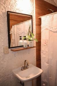 坎昆Naranjo Hostel的一间带水槽和镜子的浴室