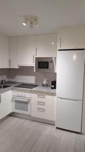 格拉纳达Apartamento moderno a 1km de Granada的厨房配有白色家电和白色冰箱