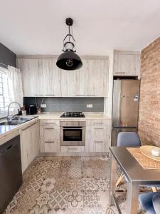 马拉加Beach House Málaga的带冰箱和桌子的厨房