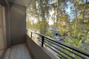 罗萨里奥Estudio Ejecutivo con Amenities的阳台设有大窗户,享有树林美景。