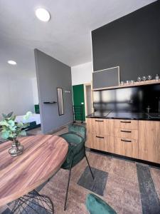 都拉斯Cactus Apartments的配有桌椅和大电视的房间