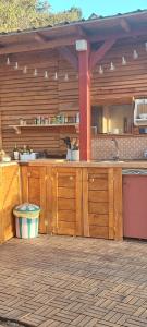 林孔-德拉维多利亚La Caravana de Sara的厨房配有木制橱柜和台面