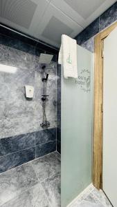 BostaniçiEl Baboos Hotel的一间带墙面淋浴的浴室