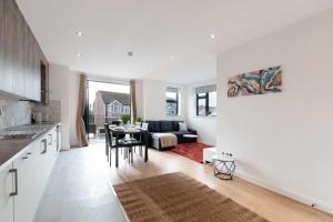 Modern Serviced One Bedroom Flat - Sleeps 4 - Near High Street & Train Station - CR5 London的休息区