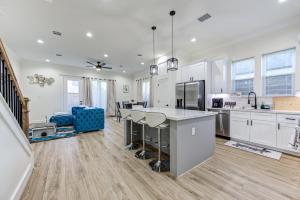 休斯顿Spacious 4-Bedroom Family Home Houston, TX的一间设有白色橱柜和厨房岛的大厨房