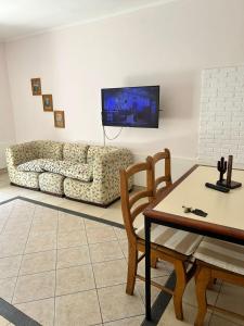 萨尔塔Ahicito - Casa en Tres Cerritos的客厅配有沙发和桌子
