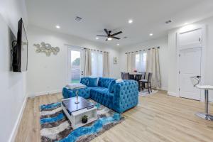 休斯顿Spacious 4-Bedroom Family Home Houston, TX的客厅配有蓝色的沙发和桌子