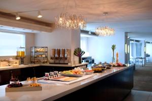 多伦多多伦多市中心万豪酒店 的厨房配有一个柜台,上面放着许多盘子的食物