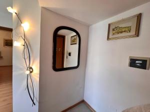 阿普里利亚Casa Pavone的墙上带镜子的走廊