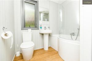 基林Firbush Lochside Lodges的白色的浴室设有卫生间和水槽。