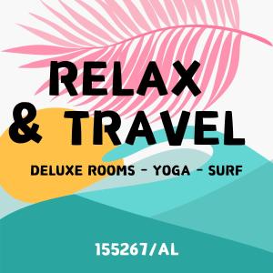 Relax & Travel的一张海报,用于出租和旅游目的地,并有一次太阳爆发