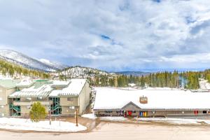 白鱼镇Whitefish Mountain Condo - Ski Resort On-Site!的山间度假胜地,屋顶下雪