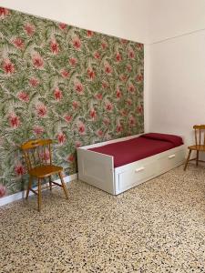 维克艾库塞索伦蒂娜苏拉佩尼索拉度假屋的一间卧室设有一张床和鲜花墙