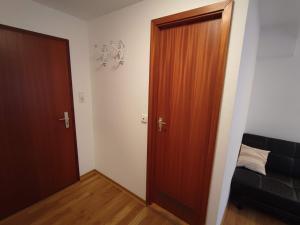 福尔巴赫Room in Guest room - Pension Forelle - Suite的一间设有木门和床的房间