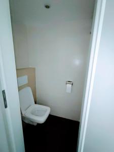 福尔巴赫Room in Guest room - Pension Forelle - Suite的一间小浴室,内设卫生间