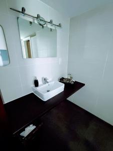 福尔巴赫Room in Guest room - Pension Forelle - Suite的白色的浴室设有水槽和镜子