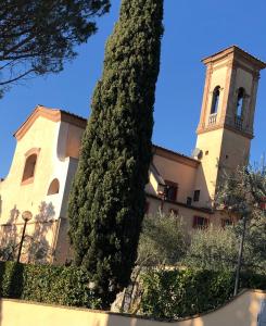 卡莱扎诺Monastero del 600 vista Firenze的塔楼前的大树