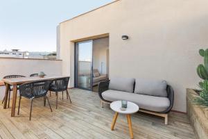 巴塞罗那Ola Living Calabria的客厅配有沙发和桌椅