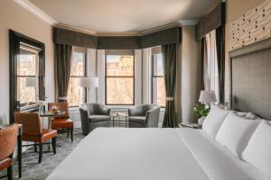 波士顿No. 284 powered by Sonder的酒店客房带一张床、椅子和窗户