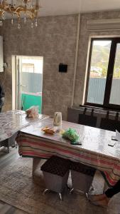 纳伦Дастан гостевой дом的厨房里的桌子和台面