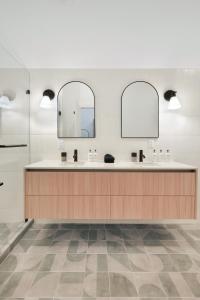 西湾Cobalt Coast Resort的浴室设有2个水槽和2面镜子