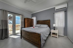 棕榈滩火太阳海岸高尔夫度假酒店的一间卧室设有一张床和一个大窗户