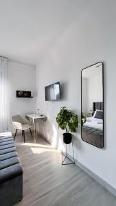 圣多纳托-米拉内塞Dream & Relax的一间带镜子和床的客厅