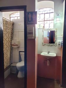 基多胡安娜阿科德旅馆的一间带卫生间、水槽和镜子的浴室