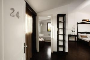 希克利Zeta Resort Donnalucata的客房设有带一张床的卧室和一间浴室。