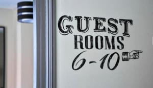雷特福德The Herbalist Rooms的带有读取客房标志的门