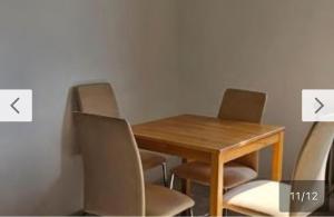 图特林根Tacidur Home的一张木桌和椅子