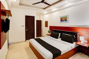 新德里Hotel Raaz Luxury Near Delhi Airport的一间卧室,卧室内配有一张大床