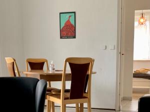柏林威尔玛之家酒店的一间带桌子和四把椅子的用餐室