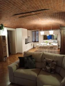 CasorzoAnticopodere的带沙发的客厅和用餐室