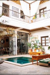 马拉喀什Riad Deha & Spa的一个带游泳池和阳台的房子