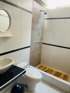 上钦查HOTEL REAL BERNAL的浴室配有卫生间、盥洗盆和淋浴。