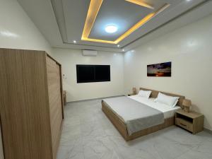努瓦克肖特Complexe La Perfection的一间卧室配有一张床和一台平面电视