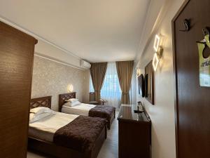 康斯坦察安娜酒店的酒店客房设有两张床和窗户。