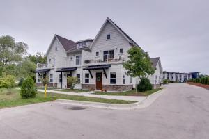 希博伊根Riverfront Sheboygan Townhome with Grill!的街道上一座白色的大房子