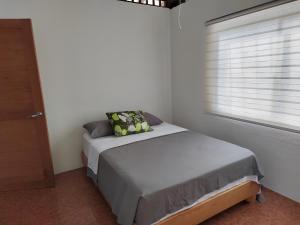 别霍港La Casita de Yan的一间小卧室,配有床和窗户