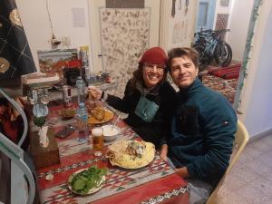 卡拉克Beit alkaram的坐在餐桌旁吃饭的男人和女人