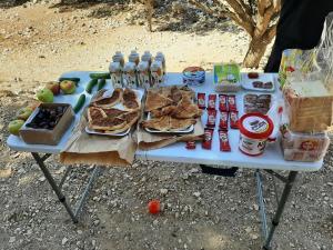 卡拉克Beit alkaram的一张野餐桌,上面有食物和饮料