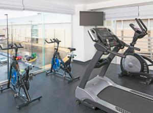韦拉克鲁斯韦拉克鲁斯努埃沃酒店的健身房,室内有3辆健身自行车