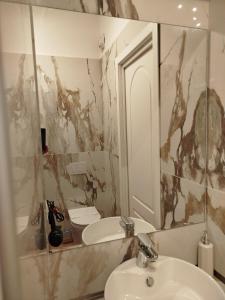 雷焦卡拉布里亚B&B Confort的一间带水槽和镜子的浴室
