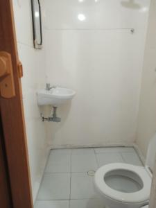 卡塔赫纳Venido del Mar Turquesa White Beach Barù的一间带卫生间和水槽的浴室