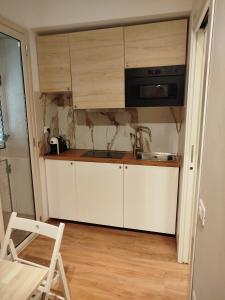 雷焦卡拉布里亚B&B Confort的一间带水槽和微波炉的小厨房