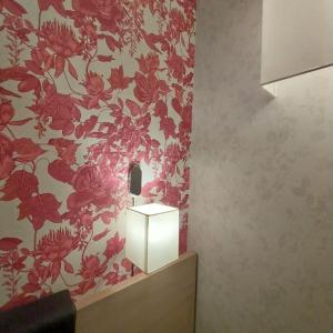 佛罗伦萨蒙特利尔酒店的浴室设有红色花卉图案的墙壁